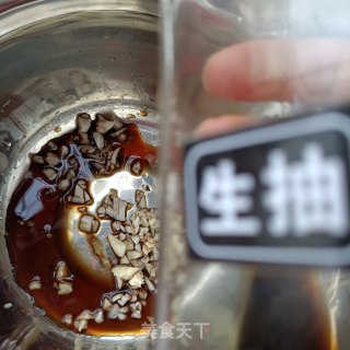 香肠拌枸杞头的做法步骤：3