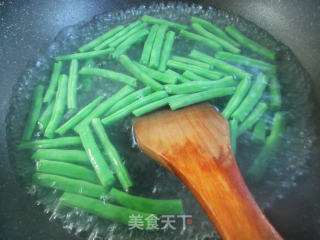 肉枣肠炒四季豆的做法步骤：5