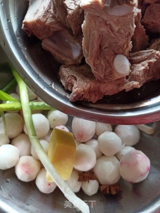 洋花萝卜小排汤的做法步骤：2