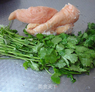 香菜炒鸡丝的做法步骤：1