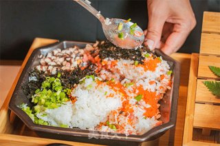 章鱼水煎汁蟹籽饭料理的做法步骤：3