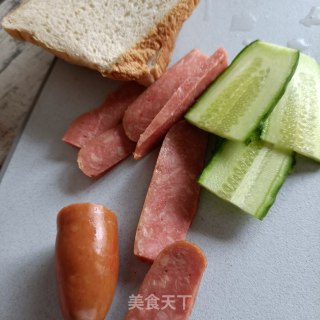 香肠煎蛋三明治的做法步骤：1