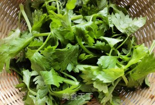胡萝卜土豆蒸芹菜叶的做法步骤：1