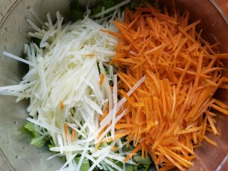 胡萝卜土豆蒸芹菜叶的做法步骤：4