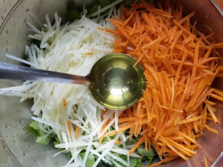 胡萝卜土豆蒸芹菜叶的做法步骤：5