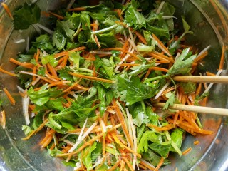 胡萝卜土豆蒸芹菜叶的做法步骤：6