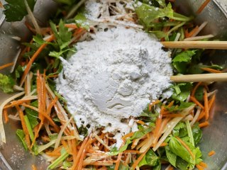 胡萝卜土豆蒸芹菜叶的做法步骤：7