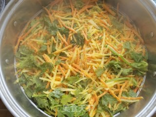胡萝卜土豆蒸芹菜叶的做法步骤：10