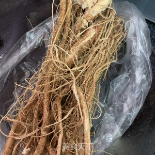 五指毛桃炖龙骨汤的做法步骤：1