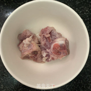 五指毛桃炖龙骨汤的做法步骤：2
