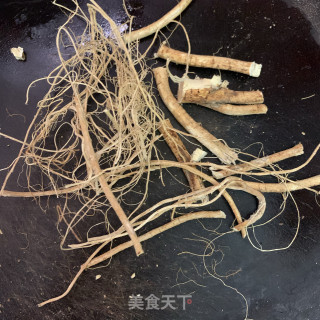 五指毛桃炖龙骨汤的做法步骤：3