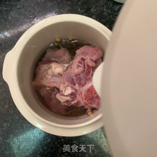 五指毛桃炖龙骨汤的做法步骤：6