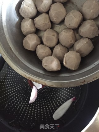 洋葱蒜苔炒牛筋丸的做法步骤：5