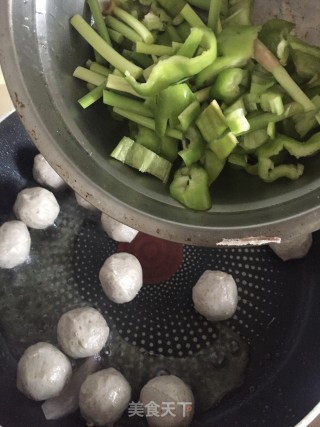 洋葱蒜苔炒牛筋丸的做法步骤：6