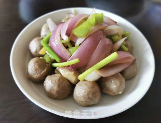 洋葱蒜苔炒牛筋丸的做法步骤：8