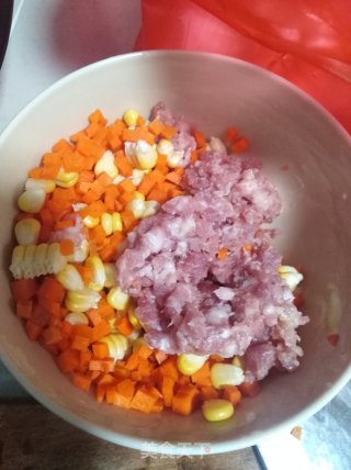 鲜肉玉米锅贴的做法步骤：1