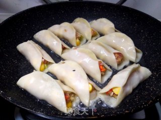鲜肉玉米锅贴的做法步骤：3