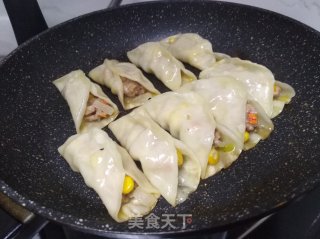 鲜肉玉米锅贴的做法步骤：4