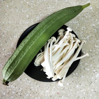 鲜菇炒丝瓜的做法步骤：1
