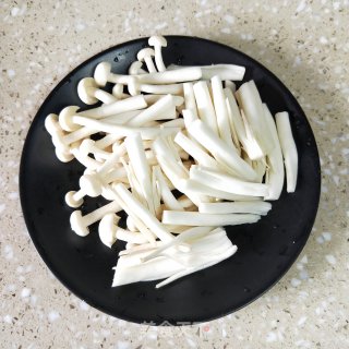 鲜菇炒丝瓜的做法步骤：3