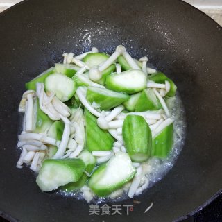 鲜菇炒丝瓜的做法步骤：7