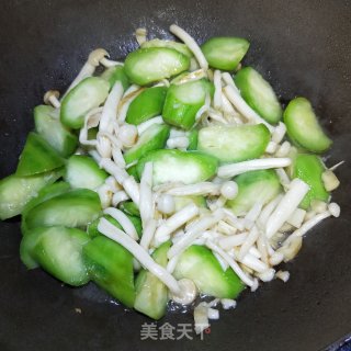 鲜菇炒丝瓜的做法步骤：8