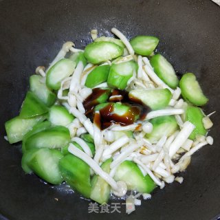 鲜菇炒丝瓜的做法步骤：9