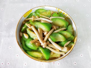 鲜菇炒丝瓜的做法步骤：10