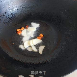 青红椒炒杏鲍菇的做法步骤：2