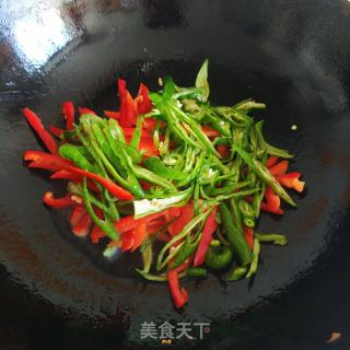 青红椒炒杏鲍菇的做法步骤：4
