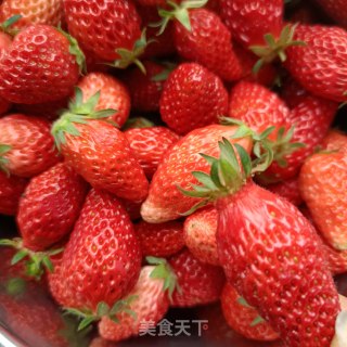 草莓糖水的做法步骤：1
