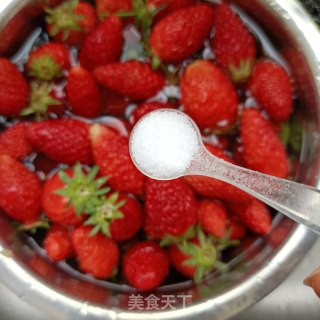 草莓糖水的做法步骤：2