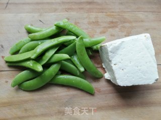 甜豆角炒豆腐的做法步骤：1