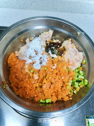 胡萝卜鲜肉包的做法步骤：4