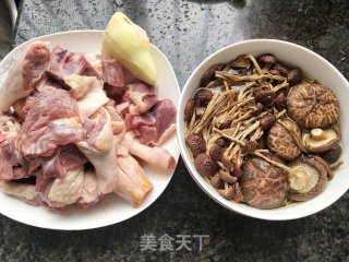 茶树菇老鸭汤的做法步骤：1
