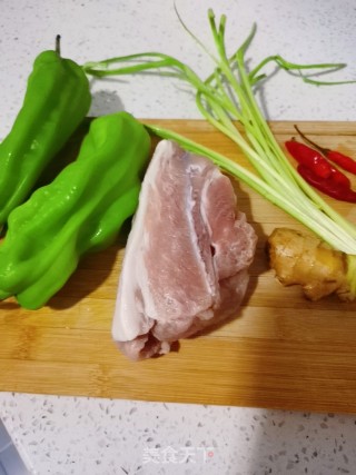 青椒炒肉的做法步骤：1