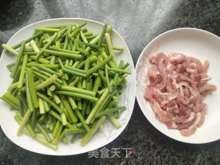 肉丝炒蒜薹的做法步骤：1