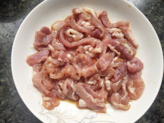 肉丝炒蒜薹的做法步骤：2
