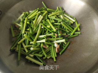 肉丝炒蒜薹的做法步骤：5