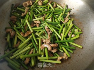 肉丝炒蒜薹的做法步骤：7