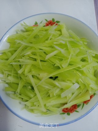 酸辣莴笋丝的做法步骤：1
