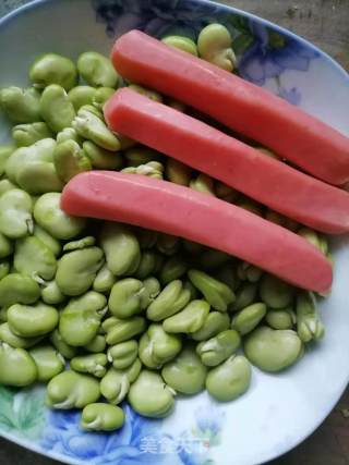 蚕豆炒热狗肠的做法步骤：1