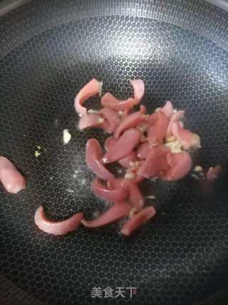 蚕豆炒热狗肠的做法步骤：3
