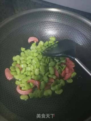 蚕豆炒热狗肠的做法步骤：4