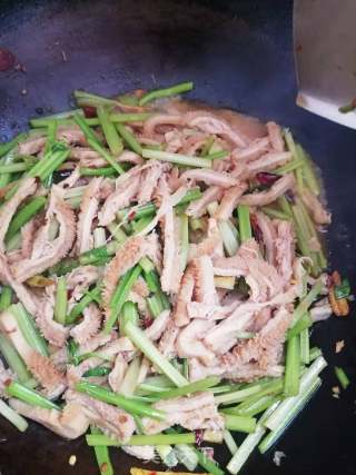 芹菜炒牛肚的做法步骤：6