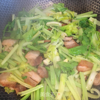 五花肉香芹炒豆皮的做法步骤：3