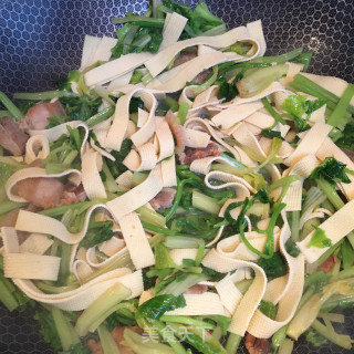 五花肉香芹炒豆皮的做法步骤：4