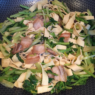 五花肉香芹炒豆皮的做法步骤：5