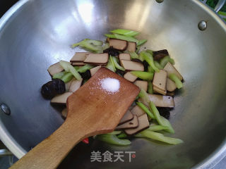 西芹炒鸡蛋干的做法步骤：5