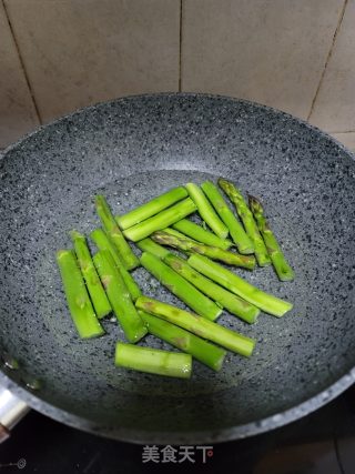 白灼芦笋拌大虾的做法步骤：4